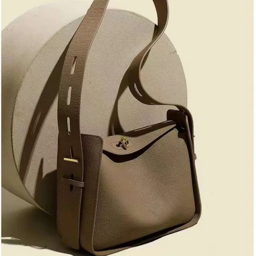 New Niche Luxury Designer Shoulder Crossbody Armpit Bag Head Layer Cowhide Leather Ladies Wide Shoulder Strap Large Capacity Bag - Image 2